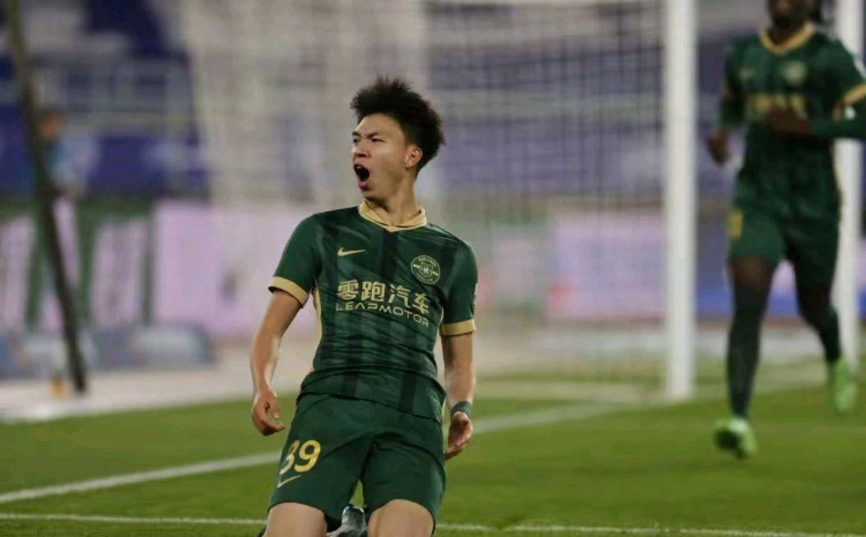 乐鱼体育官网-国内足球联赛中一位新生代球员崭露头角