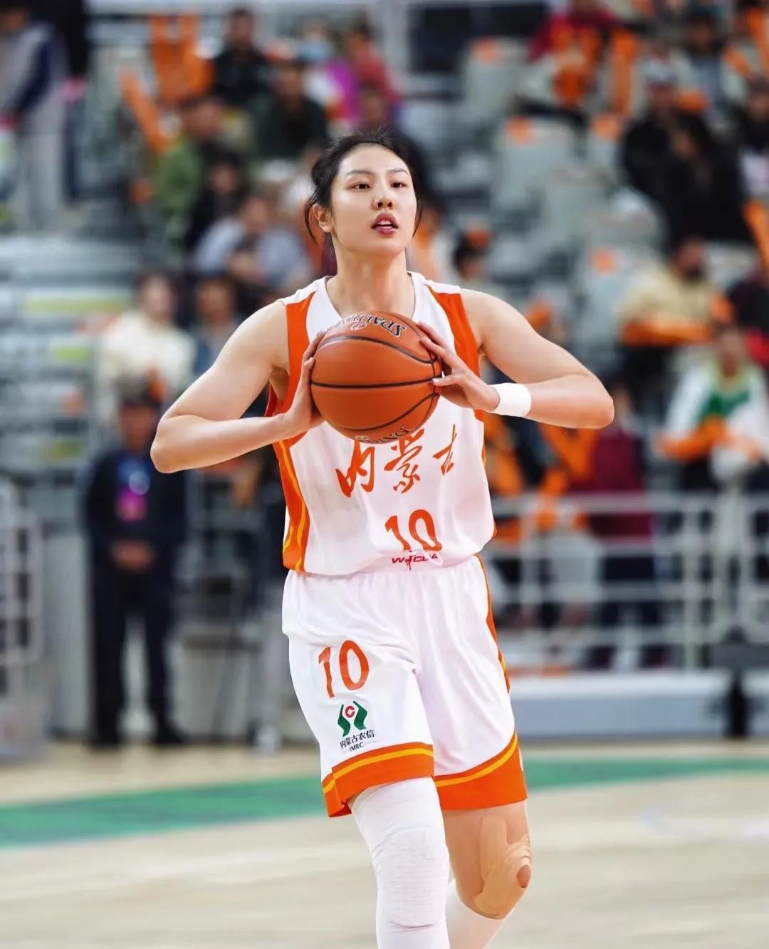乐鱼vip注册-篮球比赛中女运动员飒爽出场