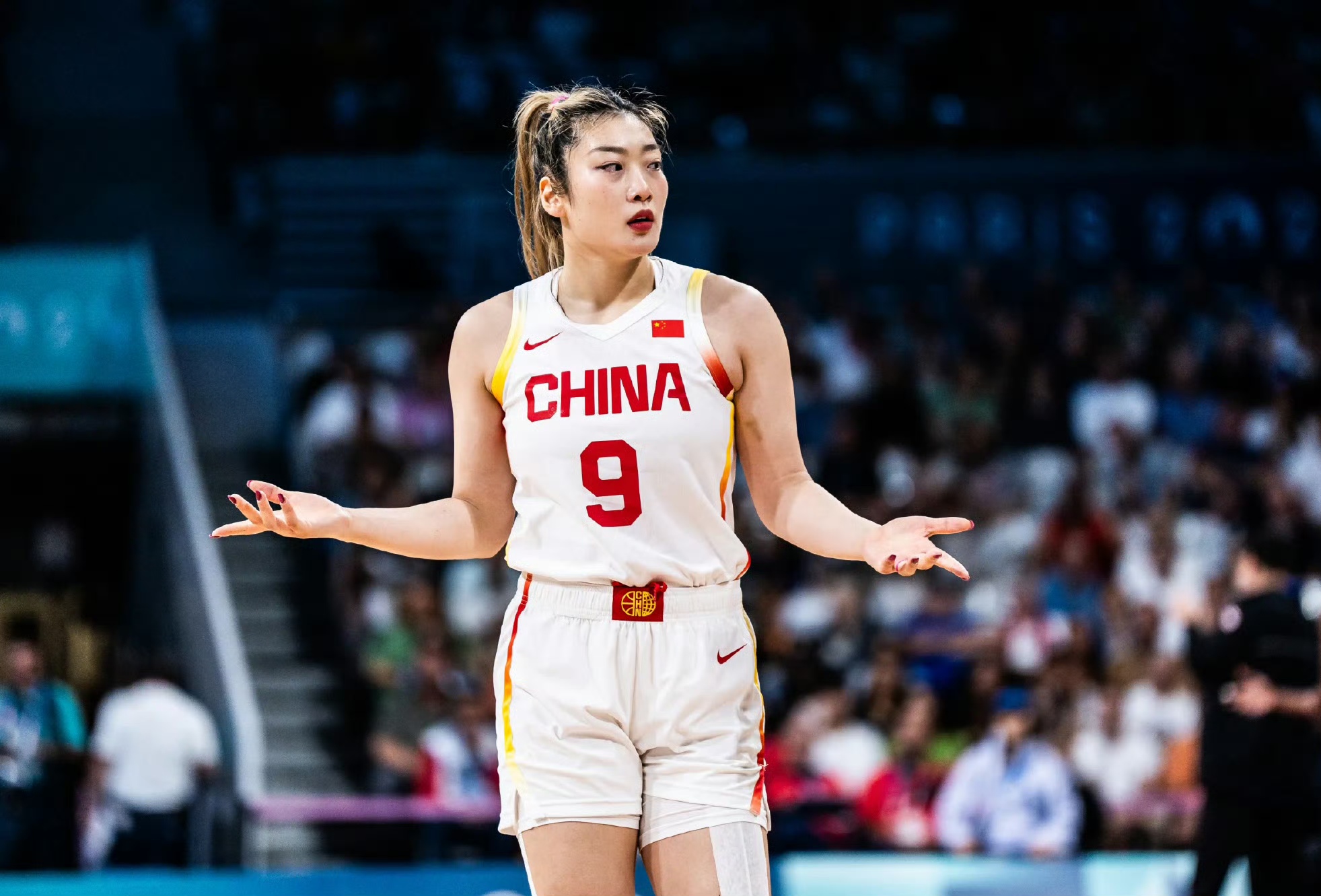 篮球比赛中女运动员飒爽出场