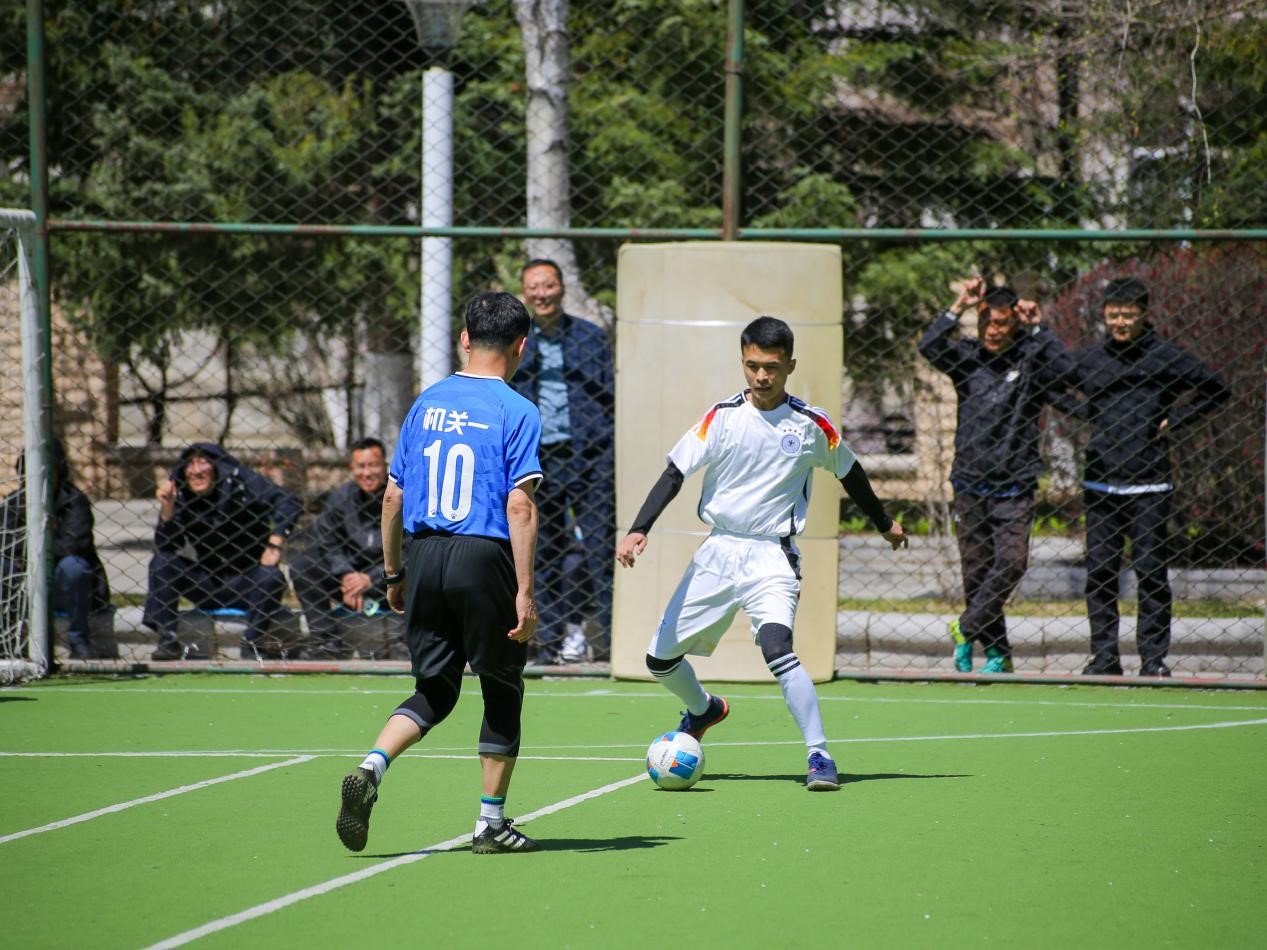 -中国顶级足球联赛逐渐进入高潮，激情展开！