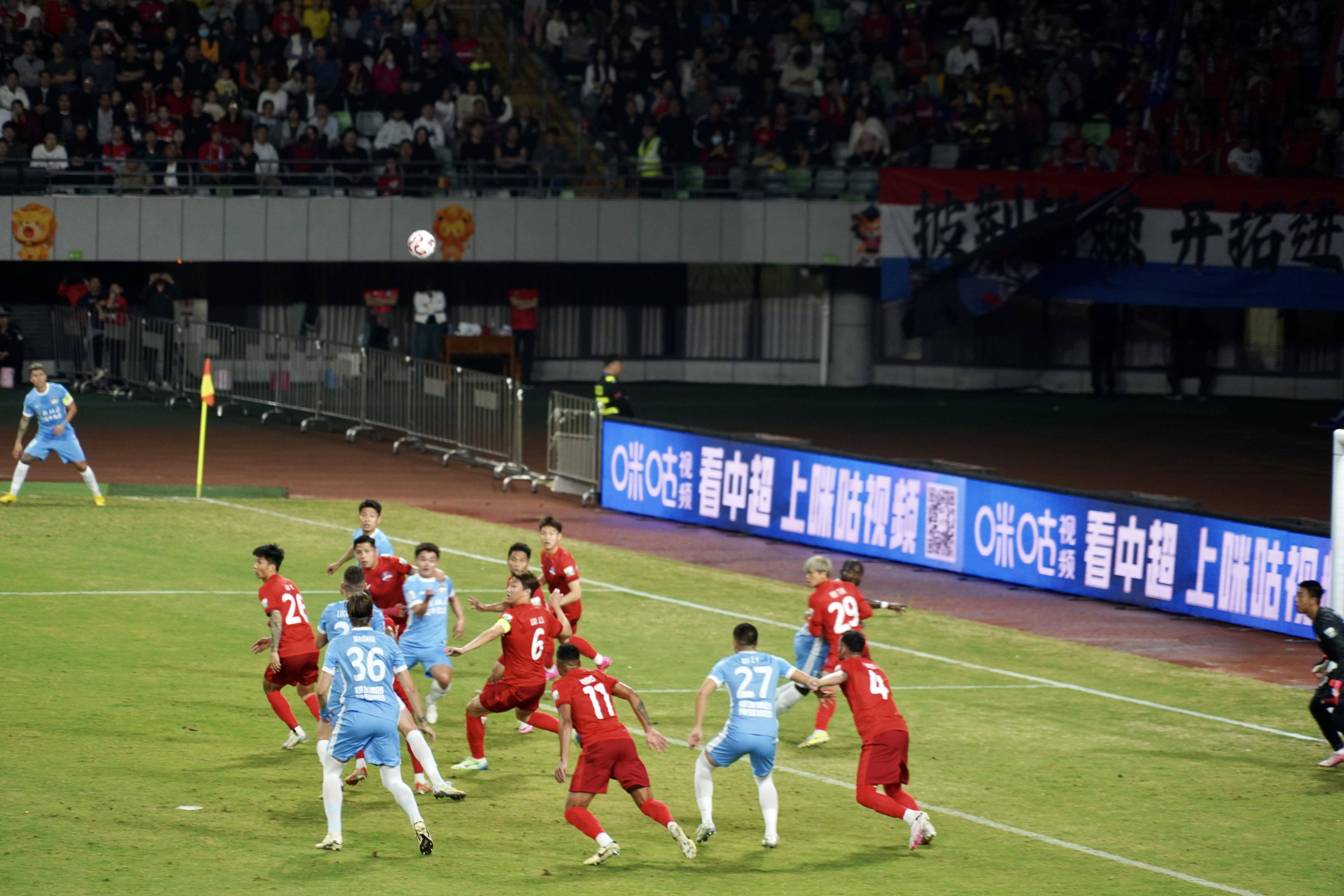 乐鱼官方网站-中超球队主场大胜对手，晋级淘汰赛